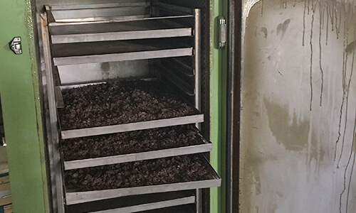 禾津濃場-日曬後諾麗果放入機器完全烘乾殺菌處理